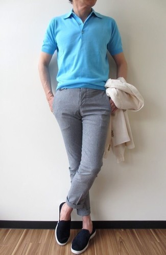 Un pantalon de costume à porter avec un polo turquoise