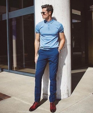 Un pantalon de costume à porter avec un polo turquoise
