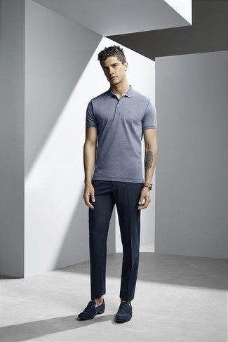Un pantalon de costume à porter avec un polo turquoise