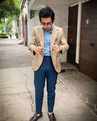 Un pantalon de costume à porter avec un polo turquoise
