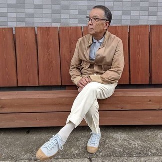 Un pantalon de costume à porter avec un polo turquoise