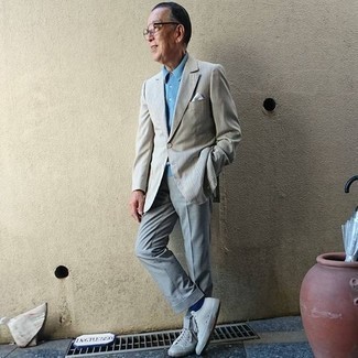 Un pantalon de costume à porter avec un polo turquoise