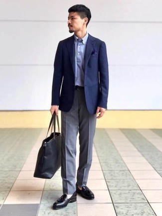 Un pantalon de costume à porter avec un polo turquoise