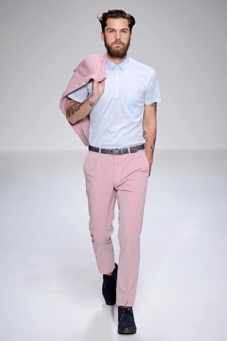 Un pantalon de costume à porter avec un polo turquoise