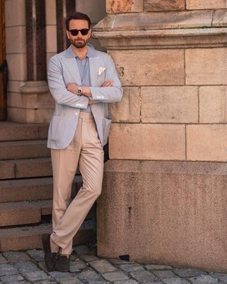 Un pantalon de costume à porter avec un polo turquoise