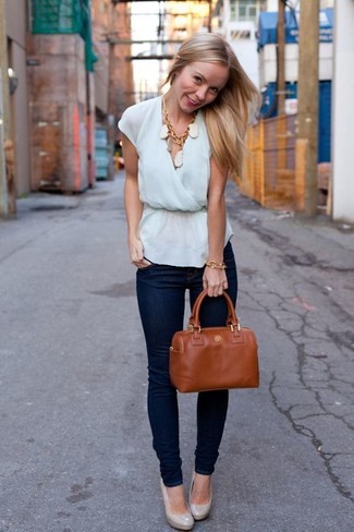 Comment porter un top sans manches turquoise