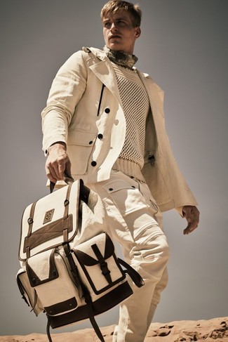 Comment porter un sac à dos beige quand il fait chaud