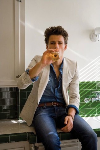 Un jean à porter avec un blazer beige en été