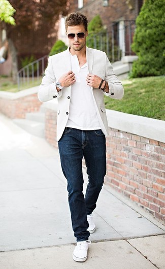 Un jean à porter avec un blazer beige en été