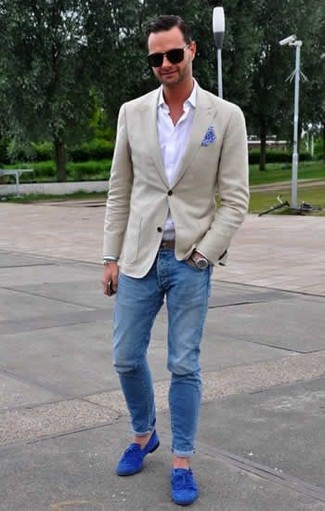 Un jean à porter avec un blazer beige en été