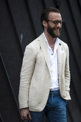 Un jean à porter avec un blazer beige en été