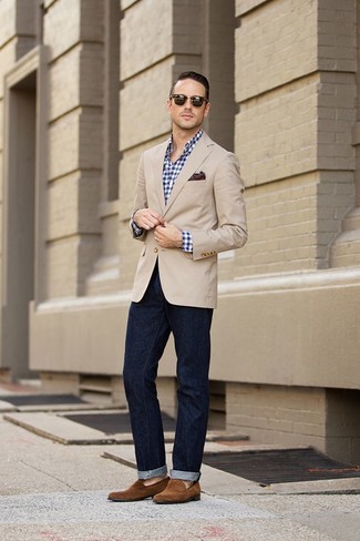 Un jean à porter avec un blazer beige en été