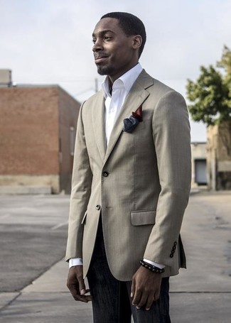 Un jean à porter avec un blazer beige en été