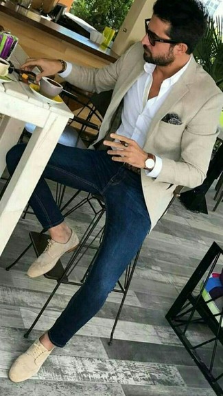 Un jean à porter avec un blazer beige en été
