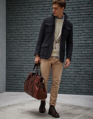 Un jean à porter avec un blazer beige quand il fait frais