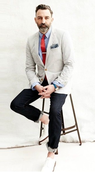 Un jean à porter avec un blazer beige en été