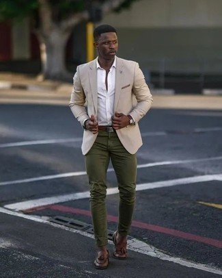 Des slippers à porter avec un blazer beige