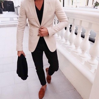 Des slippers à porter avec un blazer beige