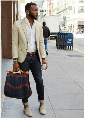 Des slippers à porter avec un blazer beige