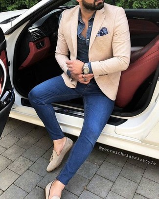 Des slippers à porter avec un blazer beige