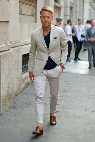 Des slippers à porter avec un blazer beige