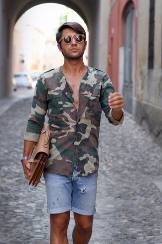 Comment porter une serviette beige pour un style decontractés
