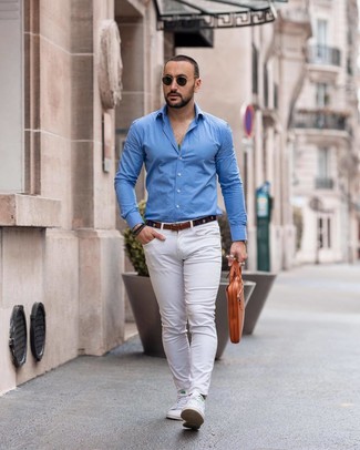 Comment porter une serviette beige pour un style decontractés
