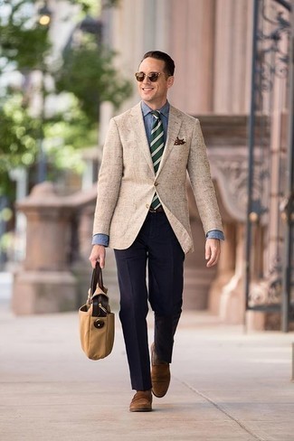 Comment porter une serviette beige pour un style elégantes