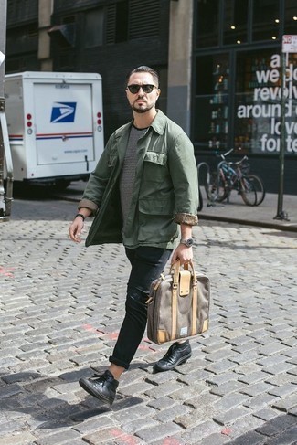 Comment porter une serviette beige pour un style decontractés