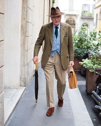 Comment porter une serviette beige pour un style elégantes
