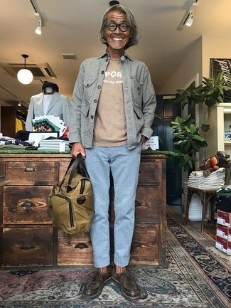 Comment porter une serviette beige pour un style decontractés