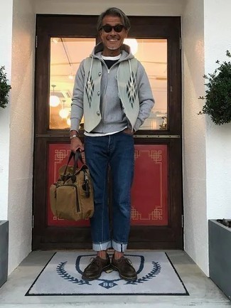 Comment porter une serviette beige pour un style decontractés