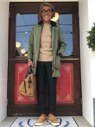 Comment porter une serviette beige pour un style decontractés