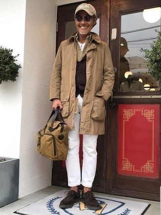Comment porter une serviette beige quand il fait frais