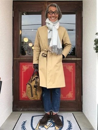 Comment porter une serviette beige quand il fait frais