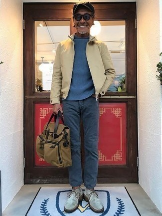 Comment porter une serviette beige quand il fait frais