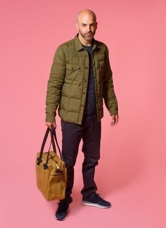Comment porter une serviette beige pour un style decontractés