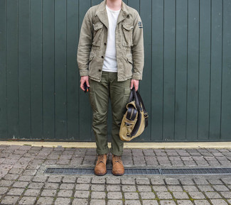 Comment porter une serviette beige pour un style decontractés