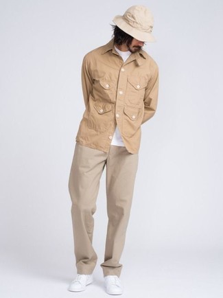 Comment porter un bob beige au printemps