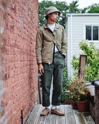 Comment porter un bob beige au printemps