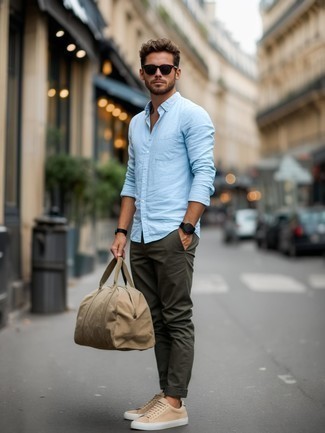 Comment porter des baskets basses en toile beiges