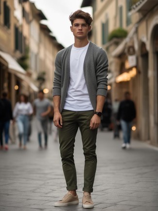 Comment porter des baskets basses en toile beiges