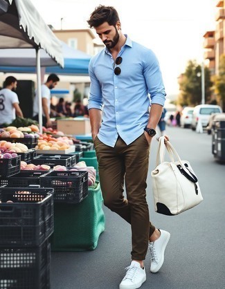 Comment porter des baskets basses en toile beiges