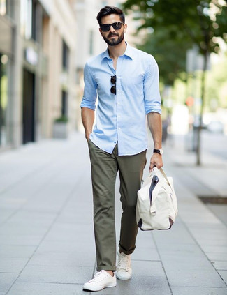 Comment porter des baskets basses en toile beiges