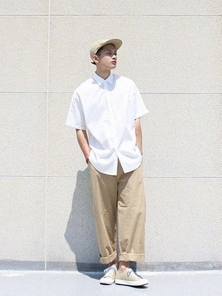 Comment porter des baskets basses en toile beiges à l'adolescence