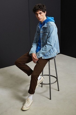 Comment porter des baskets basses en toile beiges à l'adolescence