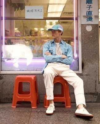 Comment porter des baskets basses en toile beiges à l'adolescence