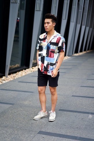 Comment porter des baskets basses en toile beiges à l'adolescence