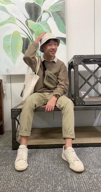 Comment porter des baskets basses en toile beiges à l'adolescence