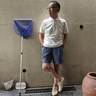 Comment porter des baskets basses en toile beiges